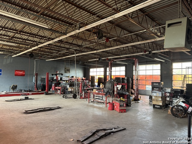 Listing photo id 3 for 109 Oak W 