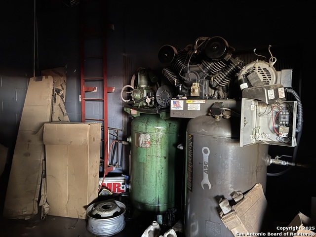 Listing photo id 4 for 109 Oak W 