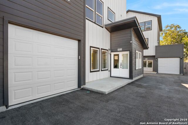 Image 3 of 34 For 106 Bank St  103