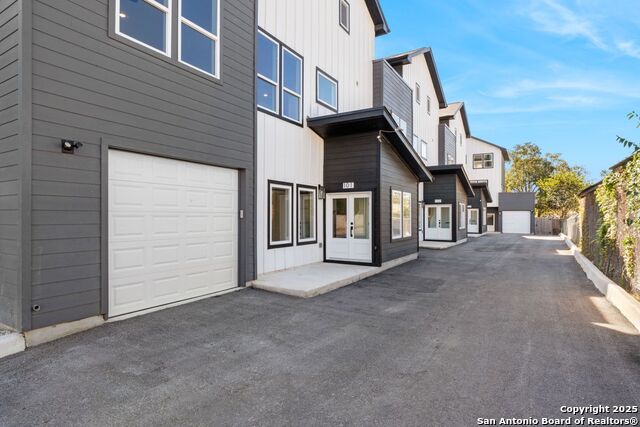 Image 2 of 33 For 106 Bank St  101