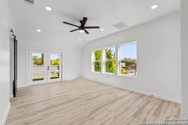 Image 24 of 33 For 106 Bank St  101