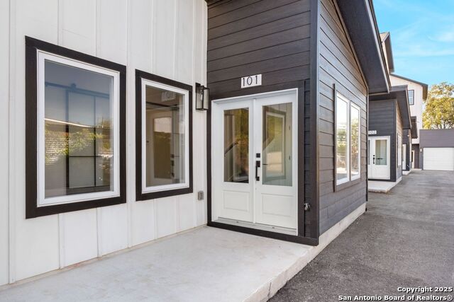 Image 3 of 33 For 106 Bank St  101