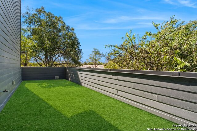 Image 18 of 32 For 106 Bank St  201