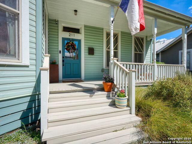 Image 4 of 35 For 211 Devine Street