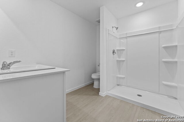 Image 10 of 23 For 2206 Collins Aly