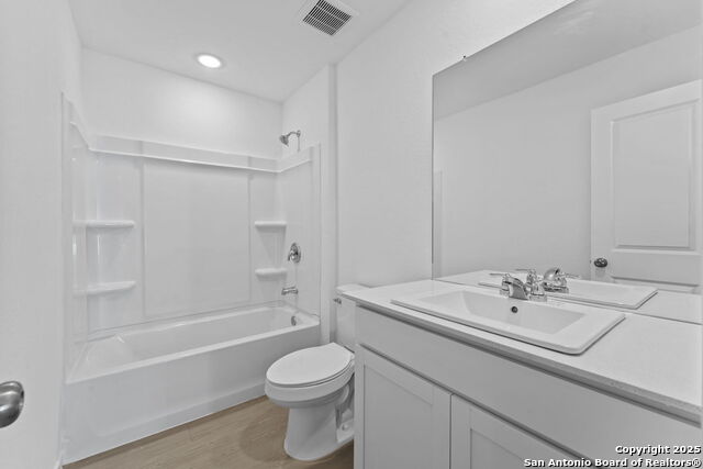 Image 19 of 23 For 2206 Collins Aly