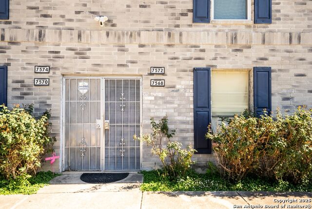 Image 2 of 30 For 7568 Windsor Oaks