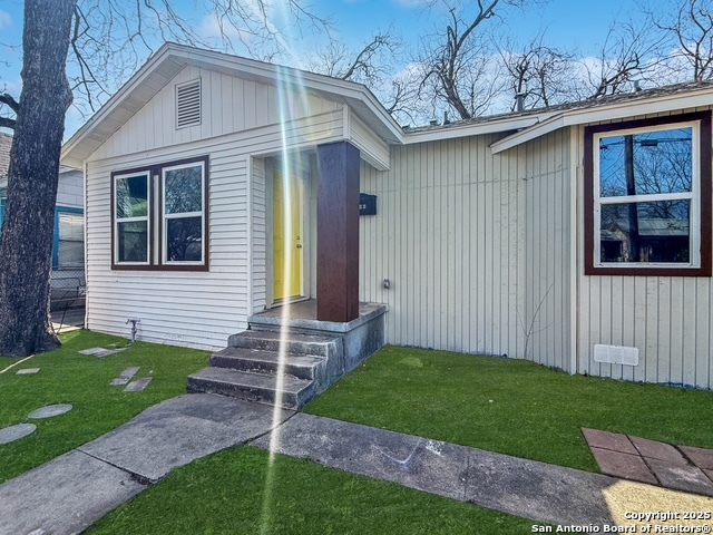 Image 2 of 11 For 146 Roslyn Ave