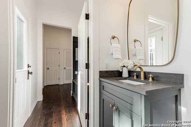 Listing photo id 21 for 1231 Alamo S