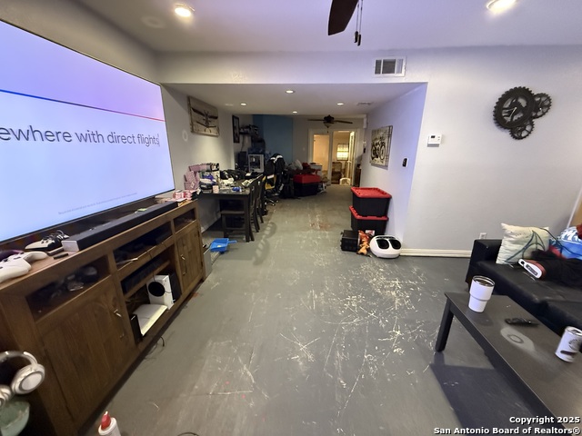 Listing photo id 3 for 10807 Crown View