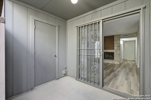 Image 17 of 27 For 3843 Barrington 169