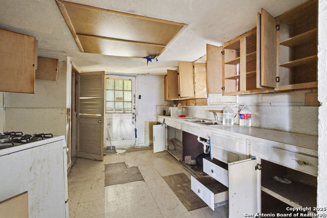 Listing photo id 14 for 4234 San Luis