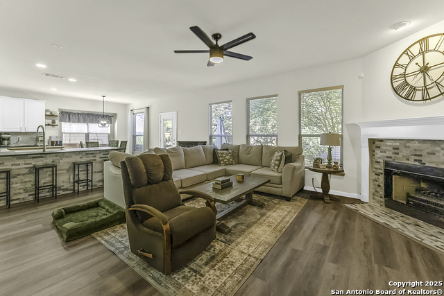 Image 11 of 26 For 923 Calico Garden