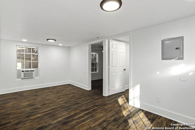 Image 21 of 30 For 147 Baylor E