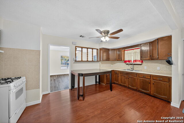 Listing photo id 10 for 254 Bank  