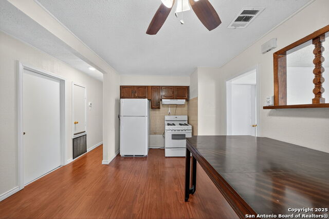 Listing photo id 13 for 254 Bank  