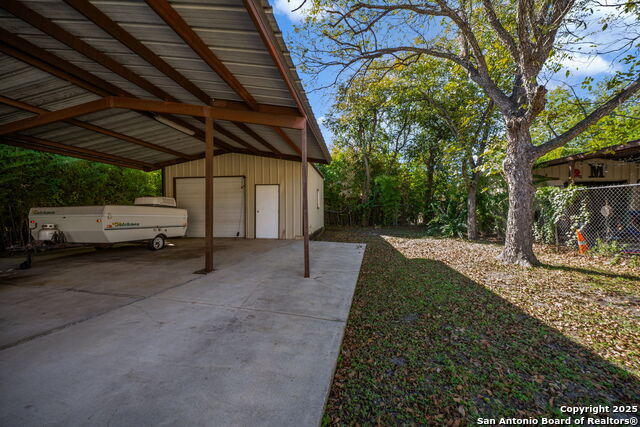 Listing photo id 24 for 254 Bank  