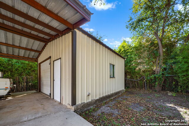 Listing photo id 29 for 254 Bank  