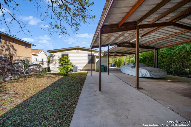 Listing photo id 31 for 254 Bank  