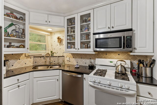 Listing photo id 8 for 352 Larchmont