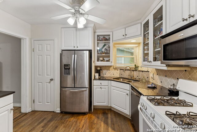 Listing photo id 9 for 352 Larchmont