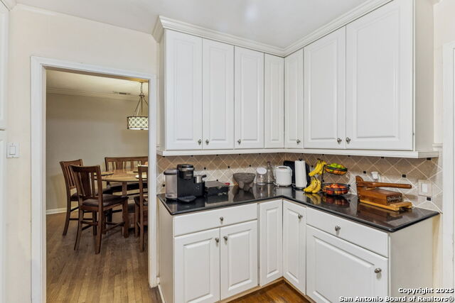 Listing photo id 10 for 352 Larchmont