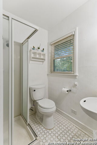 Listing photo id 13 for 352 Larchmont