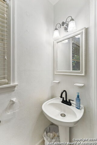 Listing photo id 15 for 352 Larchmont