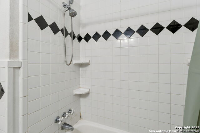 Listing photo id 16 for 352 Larchmont