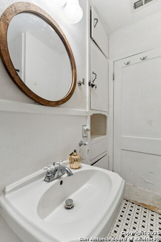 Listing photo id 17 for 352 Larchmont