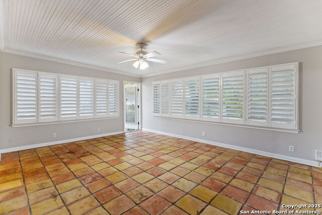 Listing photo id 18 for 352 Larchmont