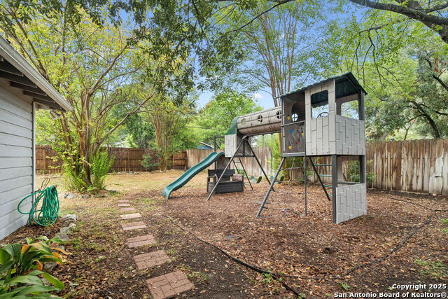 Listing photo id 21 for 352 Larchmont