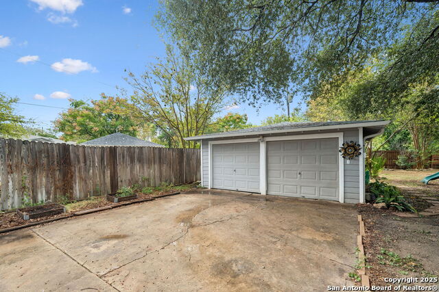 Listing photo id 23 for 352 Larchmont