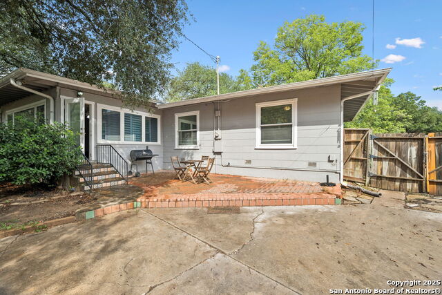 Listing photo id 24 for 352 Larchmont