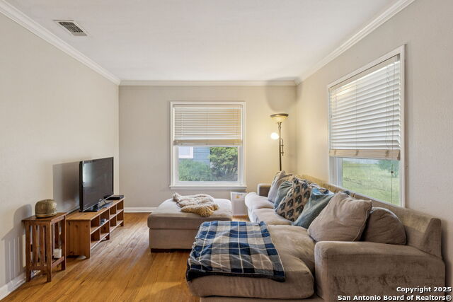 Listing photo id 3 for 352 Larchmont
