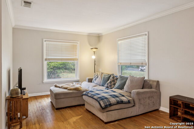 Listing photo id 4 for 352 Larchmont