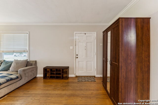 Listing photo id 5 for 352 Larchmont