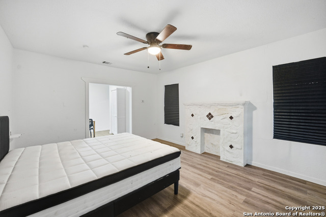 Image 16 of 43 For 2215 Elmendorf N