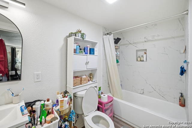 Image 32 of 43 For 2215 Elmendorf N