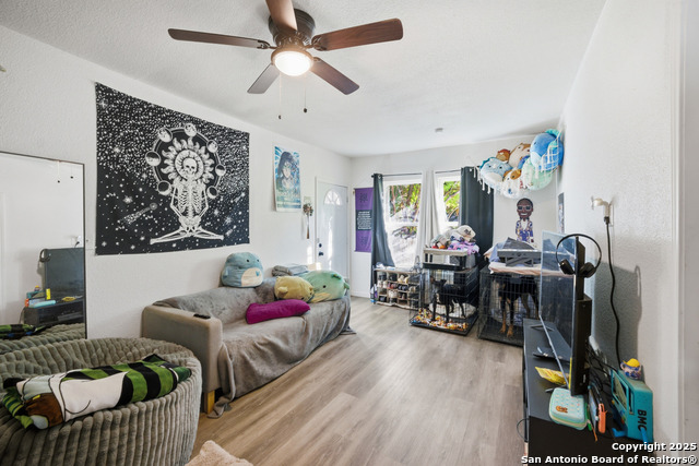 Image 34 of 43 For 2215 Elmendorf N