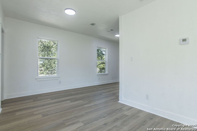 Image 8 of 43 For 2215 Elmendorf N