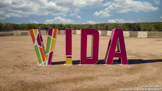 Listing photo id 3 for 1435 Azul Way