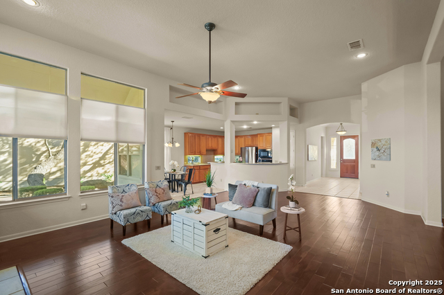 Listing photo id 3 for 223 Garden Hill