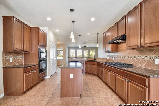 Listing photo id 8 for 4307 Post Cedar