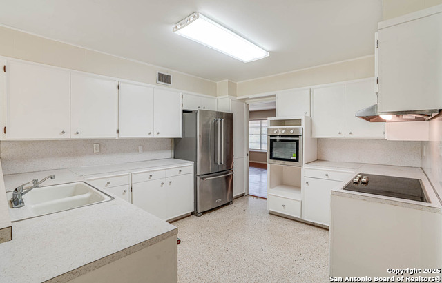 Image 11 of 27 For 211 Woodlake E