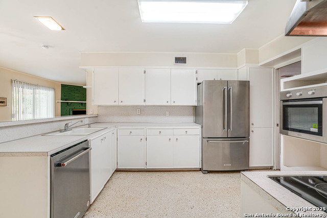 Image 12 of 27 For 211 Woodlake E