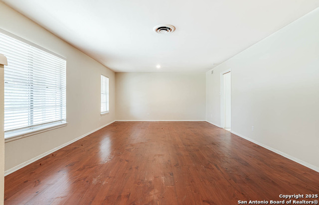 Image 4 of 27 For 211 Woodlake E