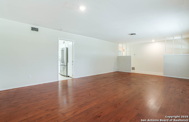 Image 5 of 27 For 211 Woodlake E