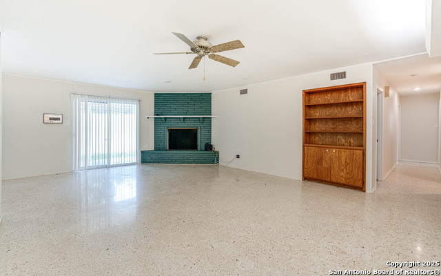 Image 7 of 27 For 211 Woodlake E