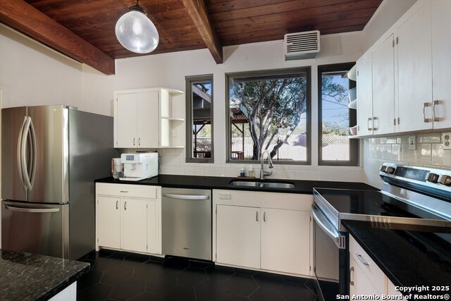 Listing photo id 8 for 611 Brightwood